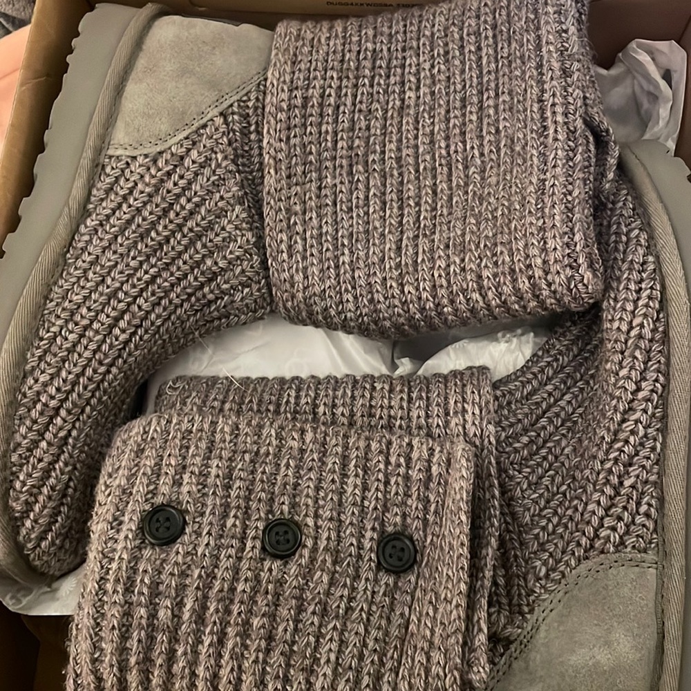 GREY UGG CARDI SIZE 7